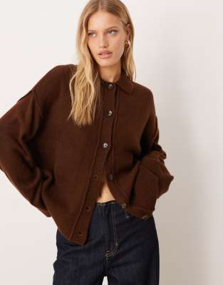 ASOS DESIGN - Strickjacke in Schokobraun mit Hemdkragen mit Nahtdetail-Brown