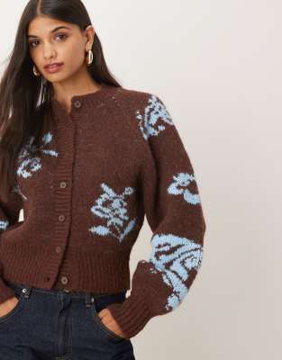ASOS DESIGN - Strickjacke in Schokobraun mit Raglanärmeln und Blumenmuster-Brown