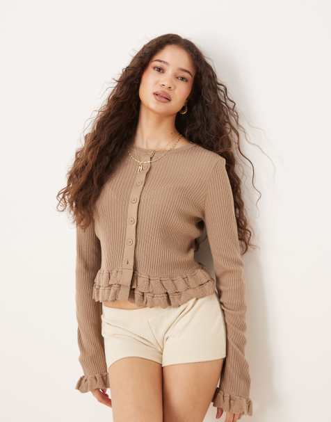 ASOS DESIGN – Strickjacke in Taupe mit Rundhalsausschnitt und Rüschendetail - view 1