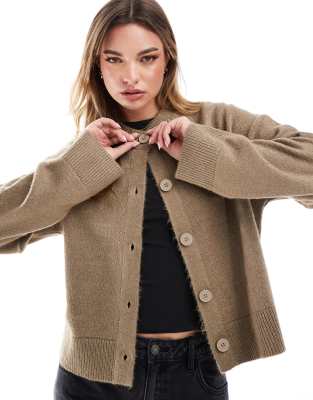 ASOS DESIGN - Strickjacke in Taupe mit Rundhalsausschnitt-Braun