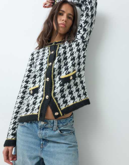 ASOS DESIGN Strickjacke mit Hahnentrittmuster und goldfarbenen Knöpfen in Mono, 4 von 5