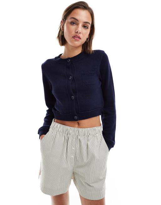 ASOS DESIGN – Strickjacke mit kurzem Schnitt aus Baumwollmix in Marineblau mit Rundhalsausschnitt und Tasche