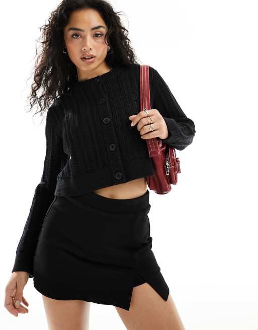 ASOS DESIGN – Strickjacke mit kurzem Schnittt in Schwarz mit Lochmuster und Rundhalsausschnitt