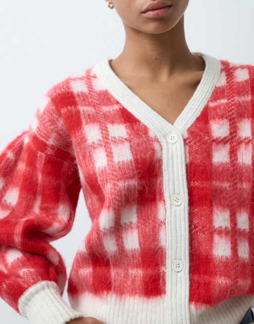 ASOS DESIGN Strickjacke mit V-Ausschnitt, Ballonärmeln und rotem Karomuster, 4 von 5