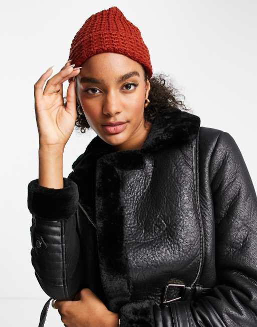 ASOS DESIGN – Strickmütze in Häkeloptik in Rostbraun