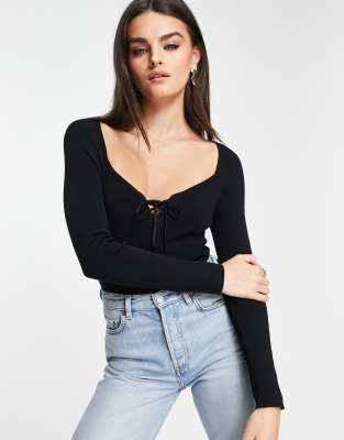 ASOS DESIGN - Strickoberteil in Schwarz mit Herzausschnitt und Schnürdetail vorne