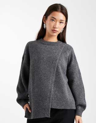 ASOS DESIGN - Strickpullover in Anthrazit mit gespleißtem Design und Rundhalsausschnitt-Grau
