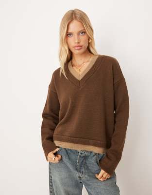 ASOS DESIGN - Strickpullover in Braun mit Doppellage und V-Ausschnitt-Brown