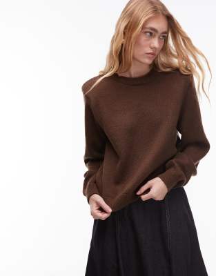 ASOS DESIGN - Strickpullover in Braun mit Schulterpolstern und Rundhalsausschnitt-Brown
