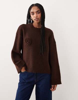 ASOS DESIGN - Strickpullover in Braun mit Wollanteil, 3D-Blumenverzierung und weiten Ärmeln-Brown