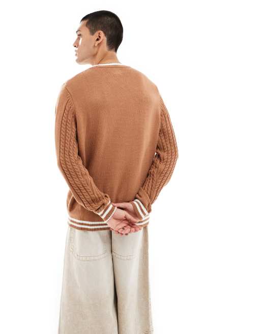 ASOS DESIGN – Strickpullover in Braun mit Zopfmuster, kontrastierendem Besatz und Stickerei, 4 von 4