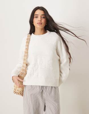 ASOS DESIGN - Strickpullover in Cremeweiß mit Rundhalsausschnitt und Blumen-Struktur