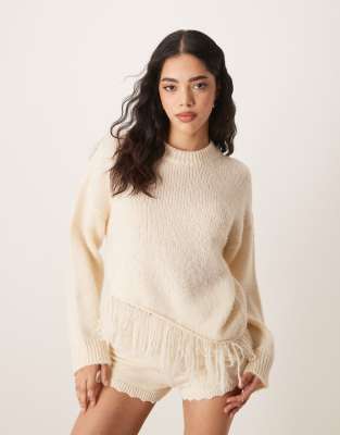 ASOS DESIGN - Strickpullover in Cremeweiß mit Rundhalsausschnitt und Fransensaum