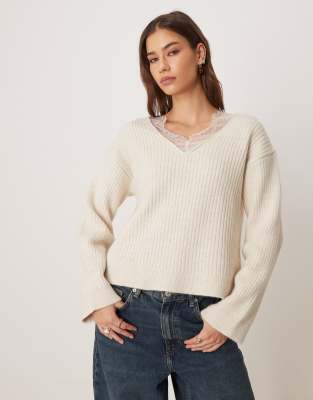 ASOS DESIGN - Strickpullover in Ecru mit tiefem V-Ausschnitt und Spitzenbesatz-Weiß