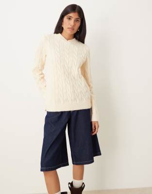 ASOS DESIGN - Strickpullover in Ecru mit Zopfmuster und hohem V-Ausschnitt-Weiß