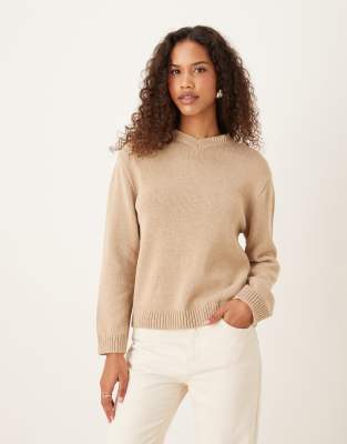 ASOS DESIGN - Strickpullover in Honigbeige mit hochgeschlossenem V-Ausschnitt-Neutral