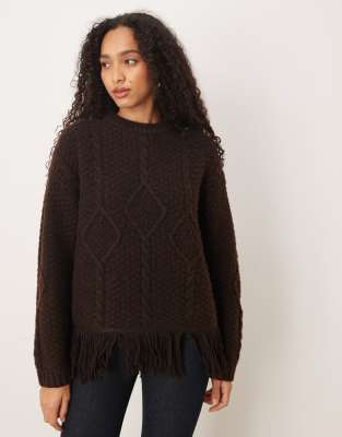 ASOS DESIGN - Strickpullover in Schokobraun mit Rundhalsausschnitt, Zopfmuster und Fransen-Brown
