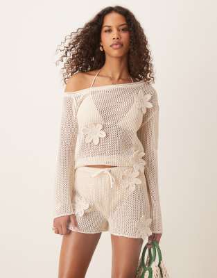 ASOS DESIGN - Strickshorts in Ecru mit 3D-Blumendetails, Kombiteil-Weiß