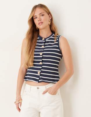 ASOS DESIGN - Strickweste aus Jersey in gestreiftem Marineblau mit Muschelknöpfen