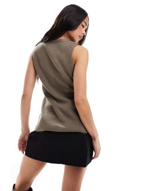 ASOS DESIGN – Strickweste aus strukturiertem Material in Mokka mit kontrastierenden Knöpfen, 3 von 4
