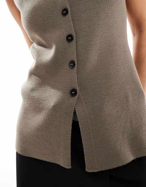 ASOS DESIGN – Strickweste aus strukturiertem Material in Mokka mit kontrastierenden Knöpfen, 4 von 4