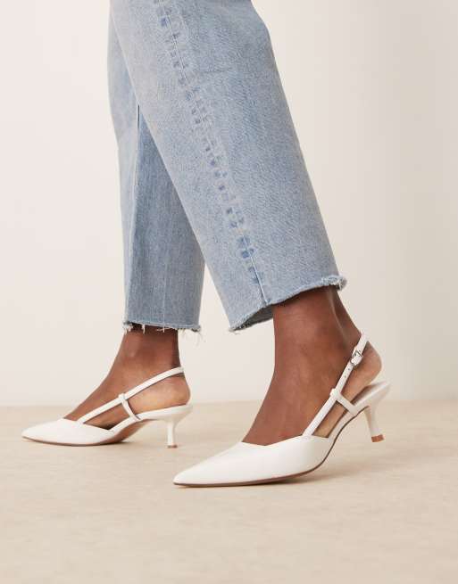 ASOS DESIGN Strike Schuhe in WeiB mit Kitten Heel Absatz und Fersenriemen