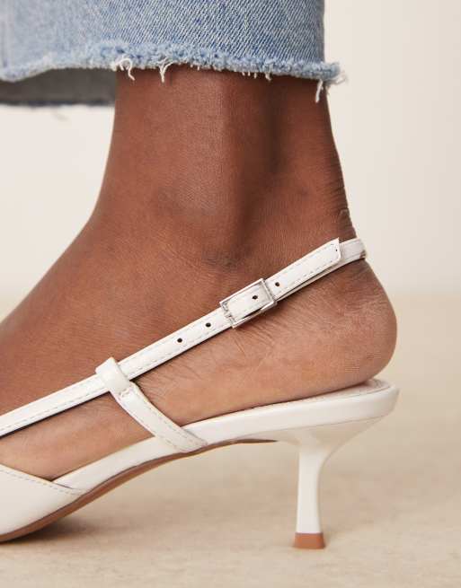 ASOS DESIGN Strike Schuhe in WeiB mit Kitten Heel Absatz und Fersenriemen