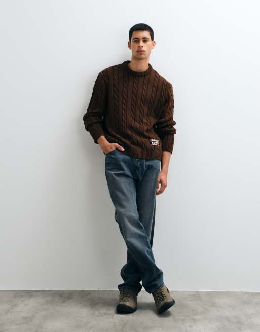 ASOS DESIGN strikket oversized chunky kabelstriktrøje med broderi i brun, 2 af 5