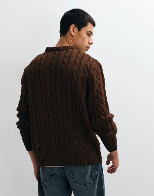 ASOS DESIGN strikket oversized chunky kabelstriktrøje med broderi i brun, 4 af 5