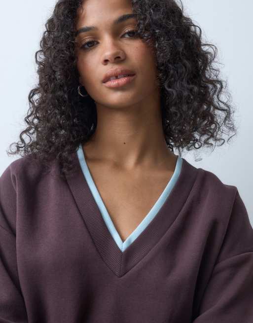 ASOS DESIGN striktrøje med V-hals i brun med kontrast ribstrik i blå, 2 af 5