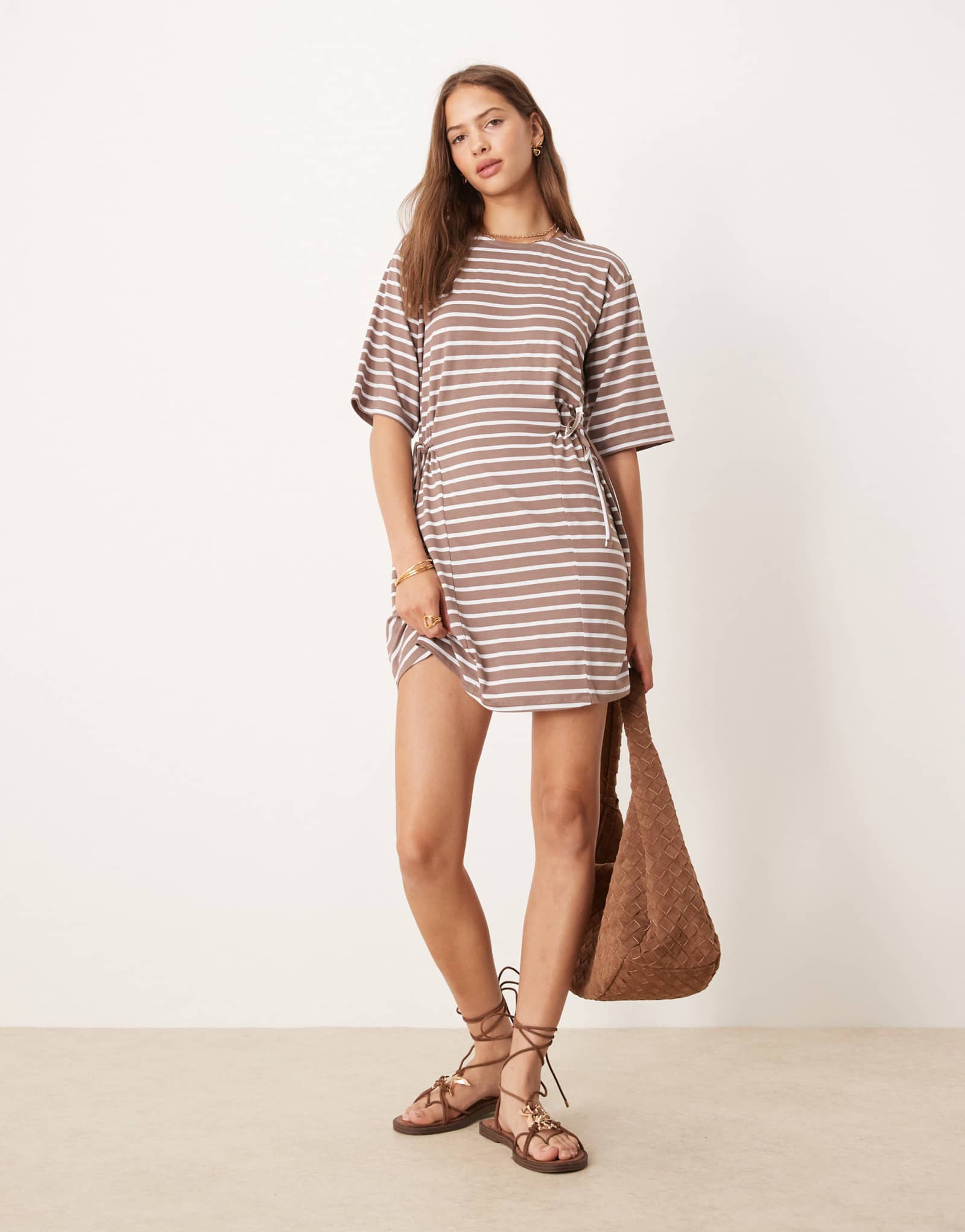 ДИЗАЙНЕРСКОЕ мини-платье ASOS в полоску с завязками коричневого цвета