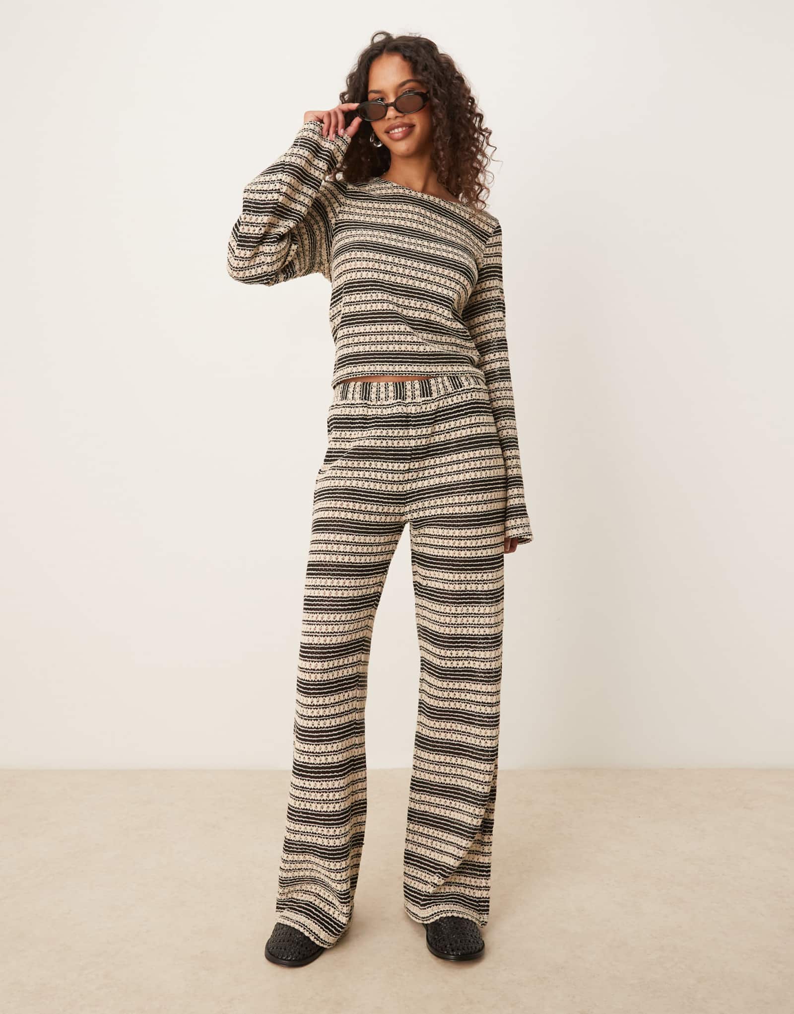 Расклешенные брюки ASOS DESIGN в полоску, выполненные крючком в черно-белом цвете - часть комплекта