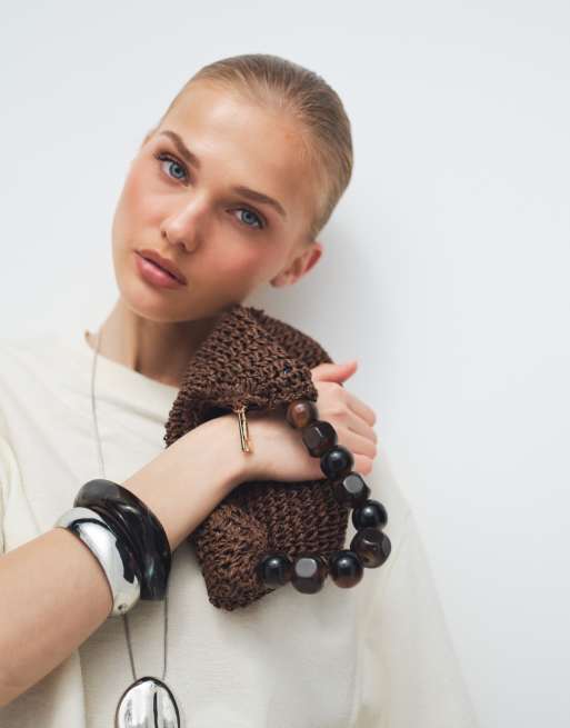 ASOS DESIGN – Stroh-Handtasche in Schokobraun mit Griff mit Kugeldetails aus Kunstharz, 4 von 7