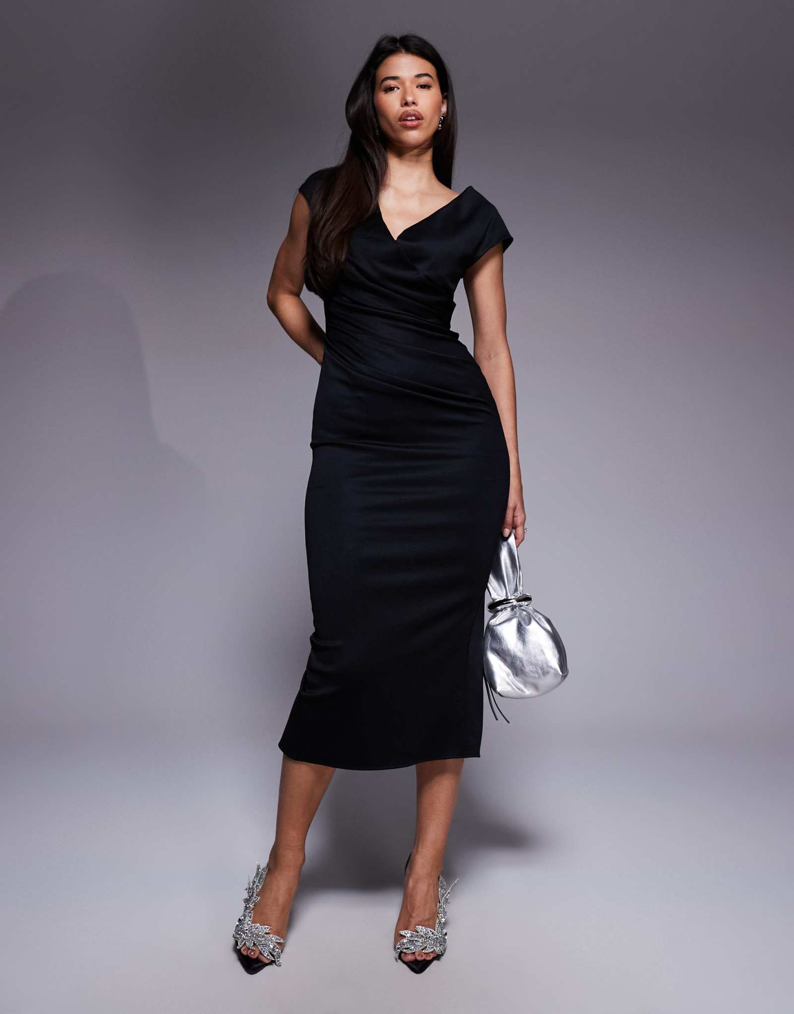 Дизайнерское структурированное миди-платье ASOS с укороченным рукавом и драпировкой спереди крест-накрест черного цвета