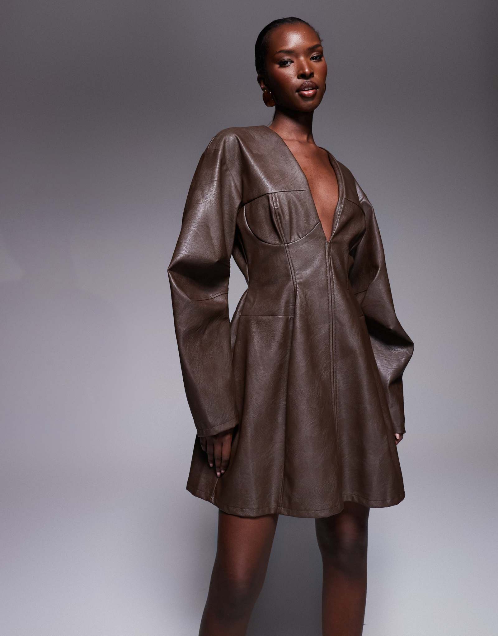 Мини-платье-кокон из структурированного полиуретана ASOS DESIGN с отделкой по шву на рукаве шоколадного цвета