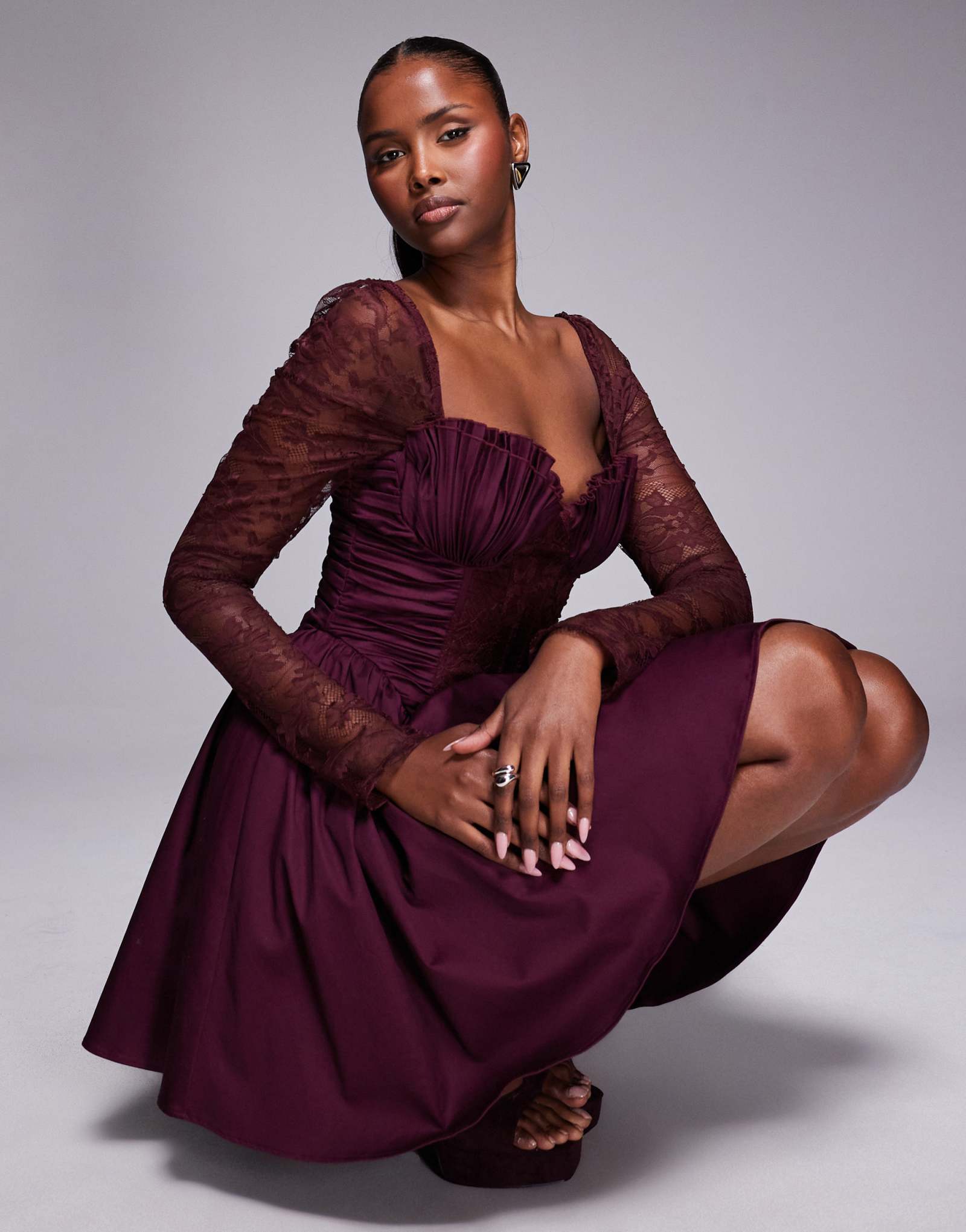 Мини-платье ASOS DESIGN со структурированными оборками на подоле и присборенными прозрачными кружевными рукавами цвета шелковицы