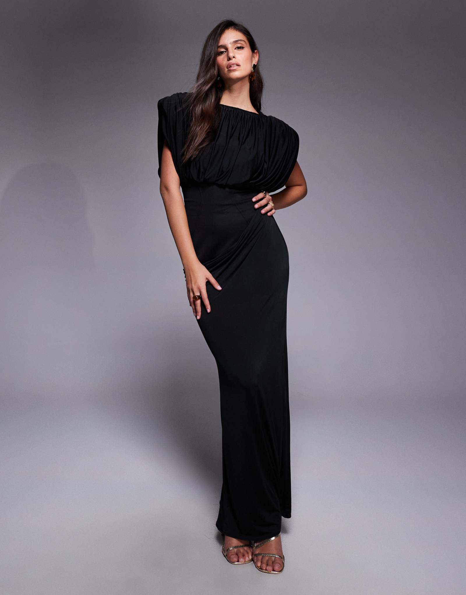 Макси-платье ASOS DESIGN со структурированными плечами и открытым корсетом черного цвета