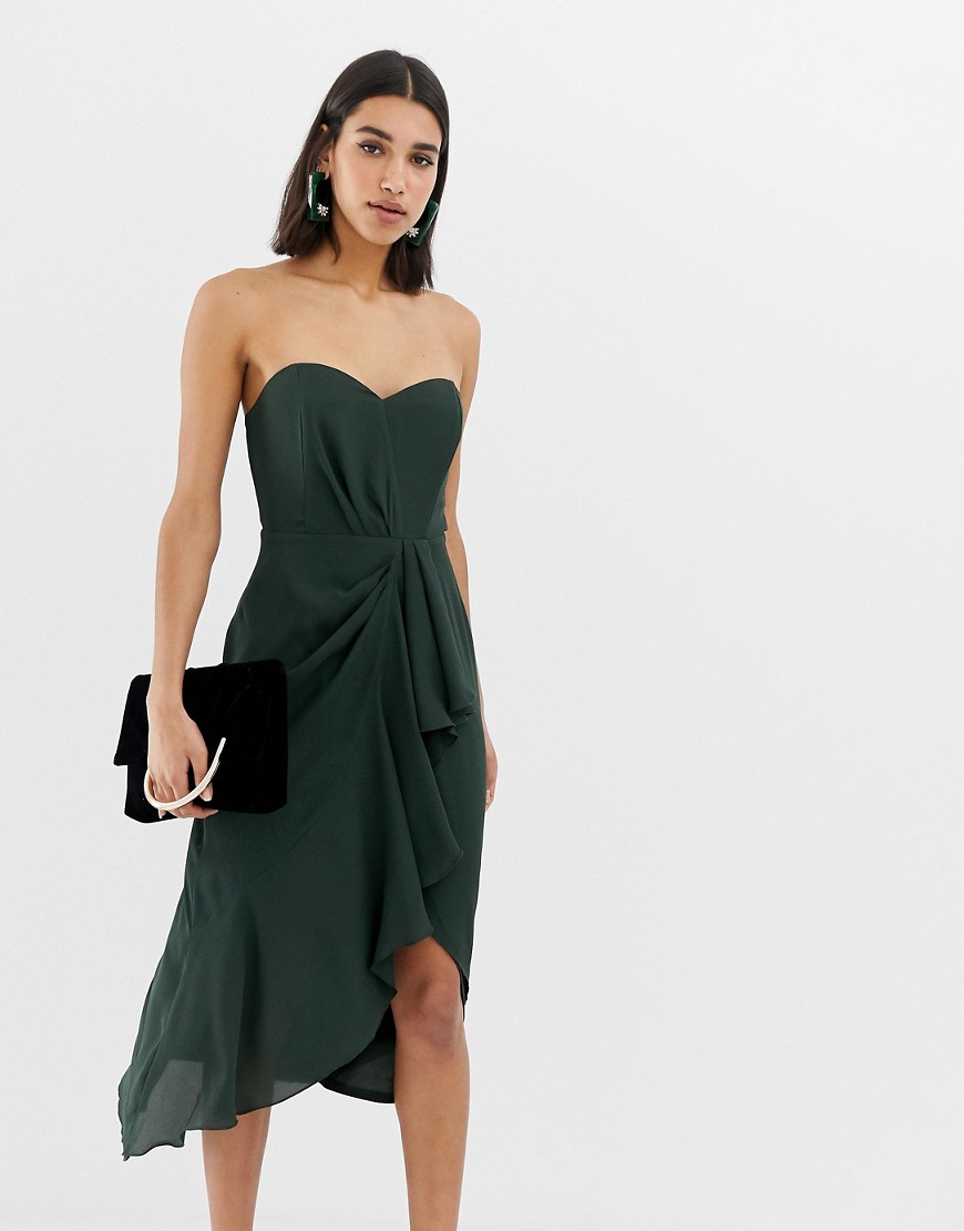 ASOS DESIGN – Strukturerad bandeau-klänning i midimodell med draperad front-Grön