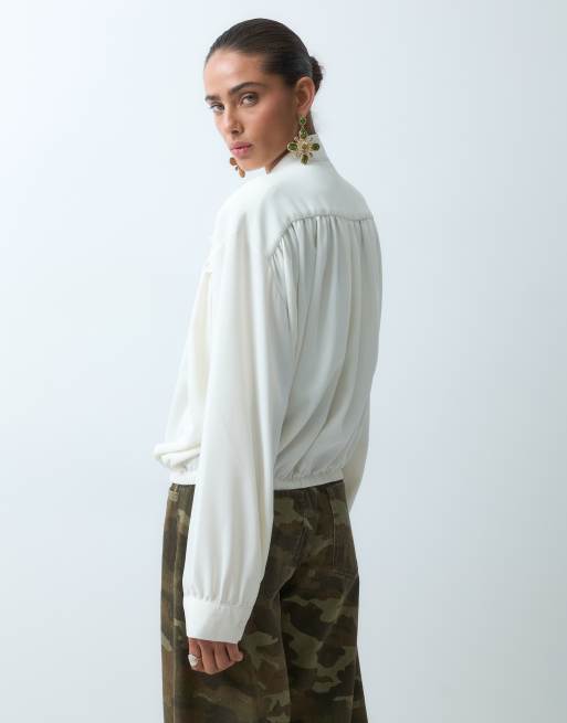 ASOS DESIGN strukturerad blus med rosett och rynkdetalj i vitt, 2 av 4