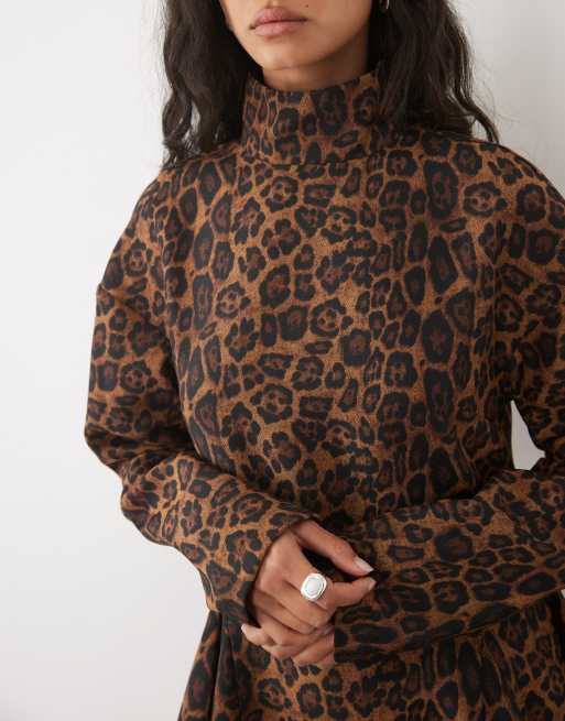 ASOS DESIGN strukturerad miniklänning med ståkrage och godet i leopardmönster, 3 av 4
