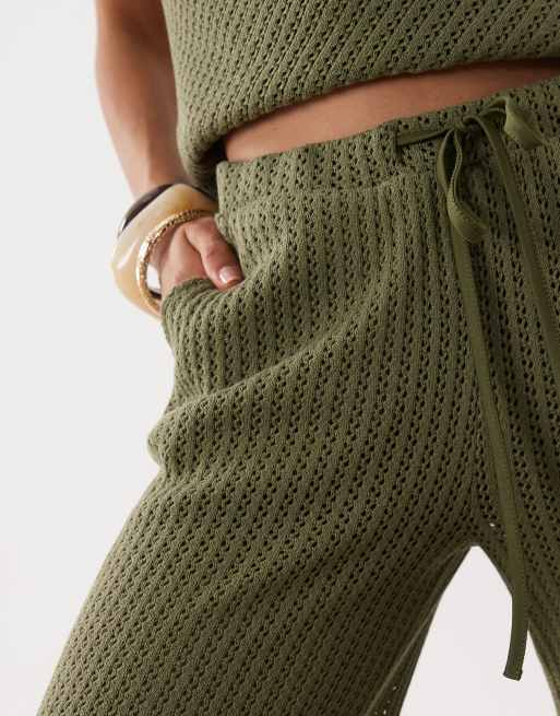 ASOS DESIGN strukturerat set med vida virkade byxor i khaki, 3 av 5