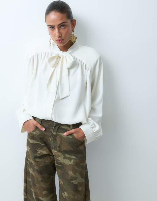 ASOS DESIGN struktureret bluse med sløjfe og rynkedetalje i hvid, 3 af 4