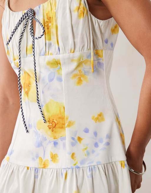 ASOS DESIGN struktureret bomulds-maxikjole med bindebuste og sænket talje i malet blå og gul blomsterprint med gingham-bindestropper, 3 af 4