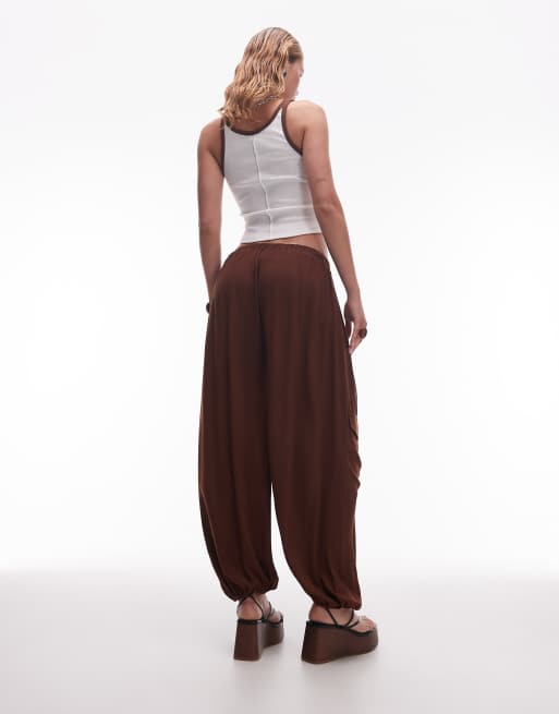 ASOS DESIGN – Strukturierte Ballonhose in Schokobraun mit Utility-Tasche, 2 von 5
