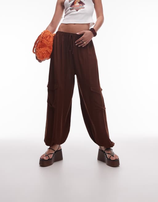 ASOS DESIGN – Strukturierte Ballonhose in Schokobraun mit Utility-Tasche, 4 von 5