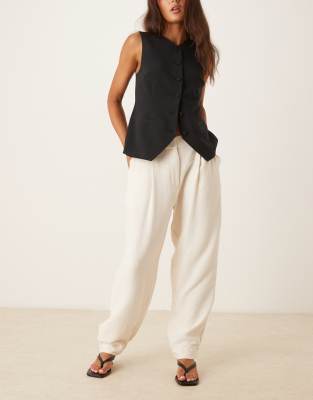 ASOS DESIGN - Strukturierte Barrel Leg Hose in Creme-Weiß