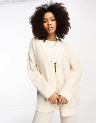 ASOS DESIGN - Strukturierte Boyfriend-Strickjacke mit Longline-Schnitt in Creme-Weiß
