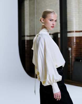 ASOS DESIGN - Strukturierte, gesmokte Bluse in Cremeweiß mit Bindedetail