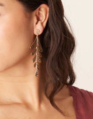 ASOS DESIGN - Strukturierte Hängeohrringe mit Blattanhängern in Goldoptik-Silber