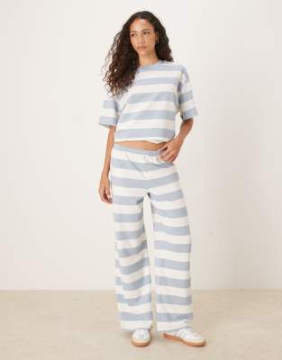 ASOS DESIGN - Strukturierte Hose in blau und creme gestreift mit weitem Schnitt-Bunt